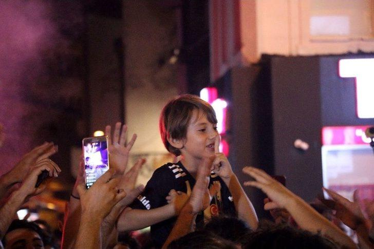 Beşiktaş Taraftarı Galibiyeti Çarşı’da Kutladı G2