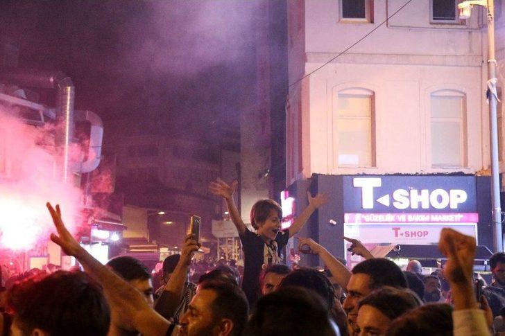 Beşiktaş Taraftarı Galibiyeti Çarşı’da Kutladı G3