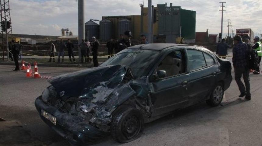 Otomobil Kamyonetle &Ccedil;arpıştı: 1 &Ouml;l&uuml;, 5 Yaralı