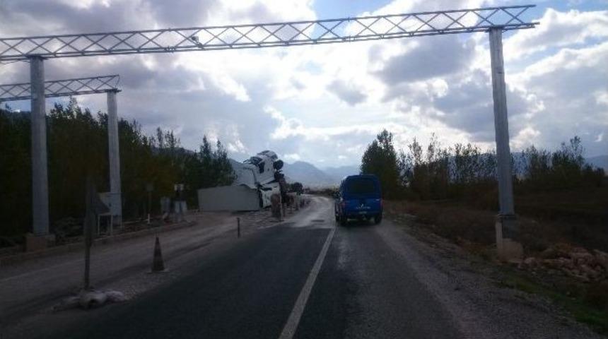 Kahramanmaraş&rsquo;ta Kontrolden &Ccedil;ıkan Tır Yan Yattı