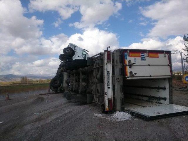 Kahramanmaraş’ta Kontrolden Çıkan Tır Yan Yattı