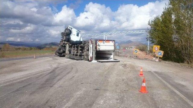 Kahramanmaraş’ta Kontrolden Çıkan Tır Yan Yattı