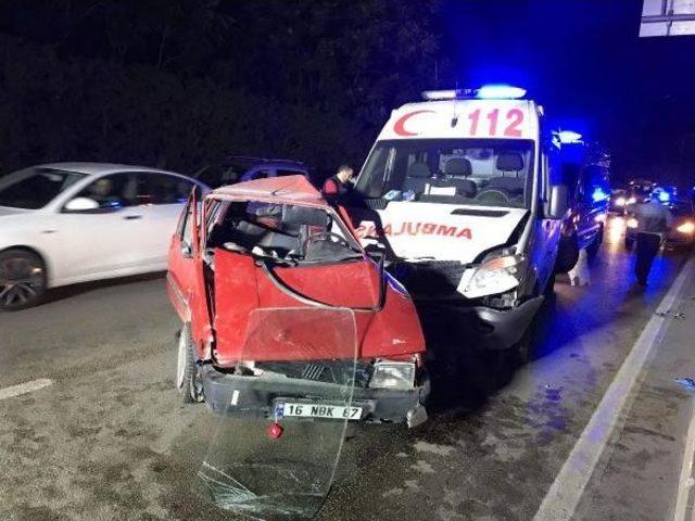 Bursa'da Ambulansla Çarpışan Otomobildeki 4 Kişi Yaralandı