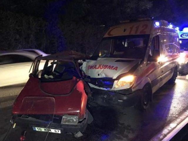 Bursa'da Ambulansla Çarpışan Otomobildeki 4 Kişi Yaralandı