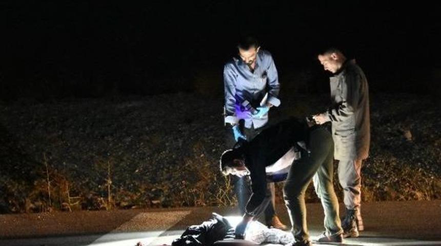 Yol Ortasında Bacakları Par&ccedil;alanmış Erkek Cesedi Bulundu