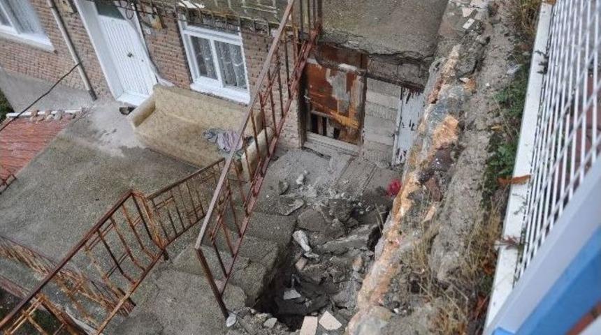 Merdiven G&ouml;&ccedil;t&uuml;, Biri &Ccedil;ocuk İki Kişi Yaralandı