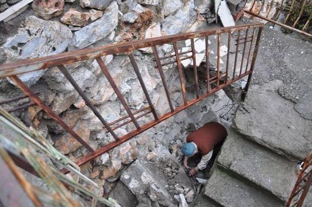 Merdiven Göçtü, Biri Çocuk İki Kişi Yaralandı 1