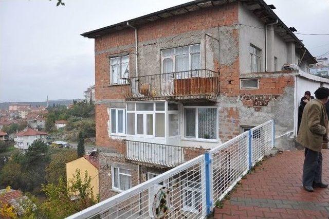 Merdiven Göçtü, Biri Çocuk İki Kişi Yaralandı 2