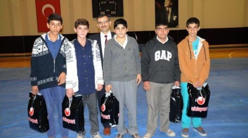 Şehit, Gazi &Ccedil;ocuklarıyla Yetim Ve &Ouml;ks&uuml;z &Ccedil;ocuklara Spor Malzemesi