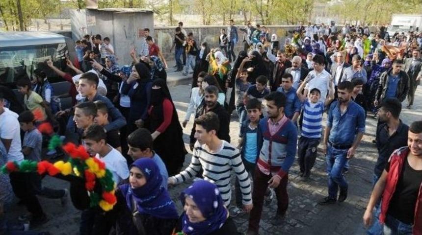 Cizre&rsquo;de İzinsiz &rsquo;kobani&rsquo; Y&uuml;r&uuml;y&uuml;ş&uuml;ne Polis M&uuml;dahale Etti