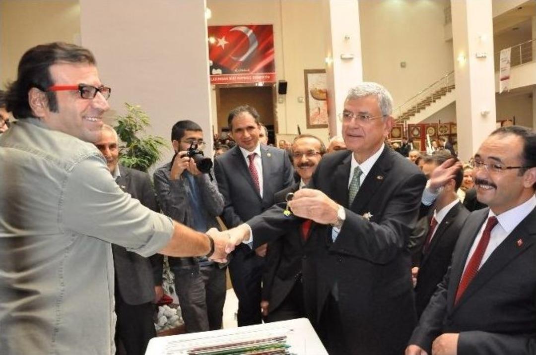 Bakan Bozkır&rsquo;a Cam Ustasından Fenerbah&ccedil;e Anahtarlığı