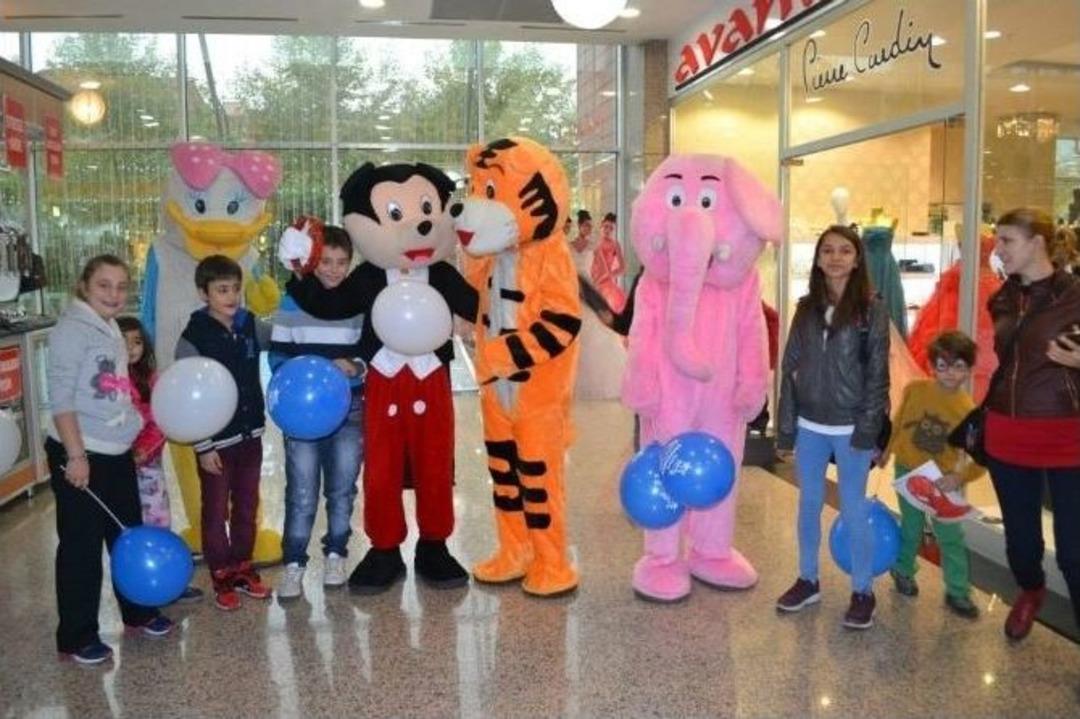 Karşılarında &Ccedil;izgi Film Kahramanlarını G&ouml;ren &Ccedil;ocuklar Hem Sevindi Hem Şaşırdı