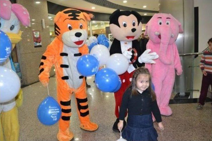 Karşılarında Çizgi Film Kahramanlarını Gören Çocuklar Hem Sevindi Hem Şaşırdı G1