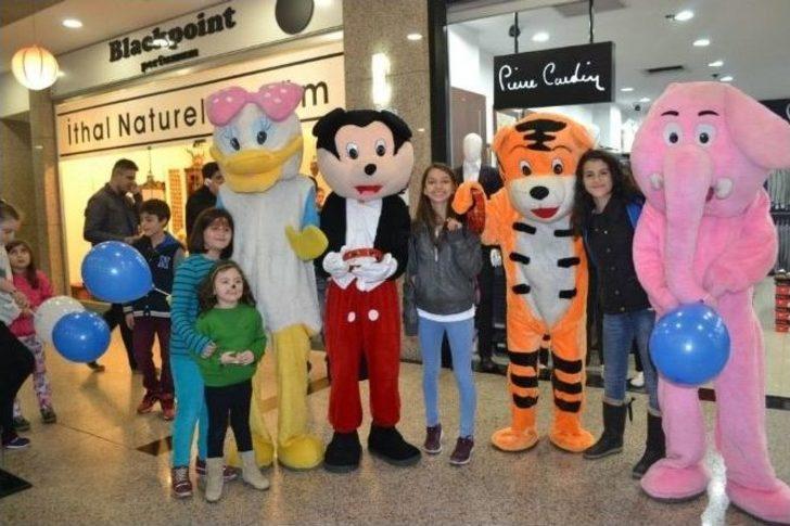 Karşılarında Çizgi Film Kahramanlarını Gören Çocuklar Hem Sevindi Hem Şaşırdı G3