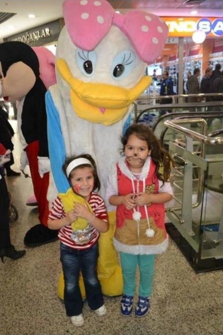 Karşılarında Çizgi Film Kahramanlarını Gören Çocuklar Hem Sevindi Hem Şaşırdı G4