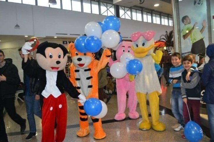 Karşılarında Çizgi Film Kahramanlarını Gören Çocuklar Hem Sevindi Hem Şaşırdı G5