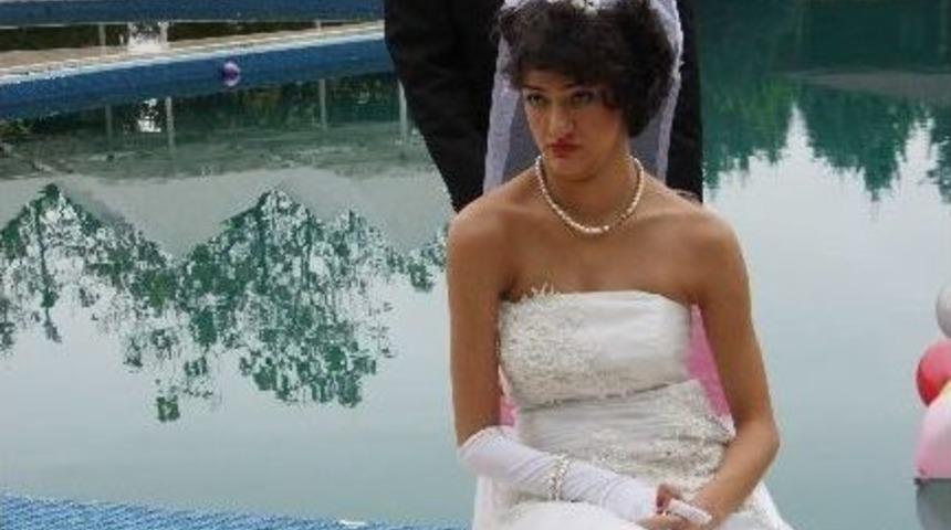 Chp Milletvekili Kaleli, Havuza D&uuml;şen Engelli &Ccedil;ocuğu Suya Atlayarak Kurtardı