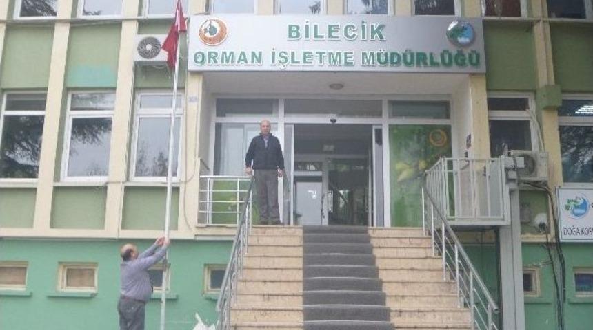 Pakistan İ&ccedil;in Bilecik&rsquo;te Bayraklar Yarıya İndirildi