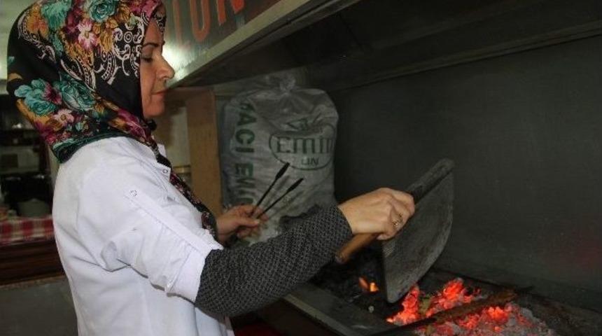 Kadın Kebap Ustası Erkeklere Taş &Ccedil;ıkarıyor
