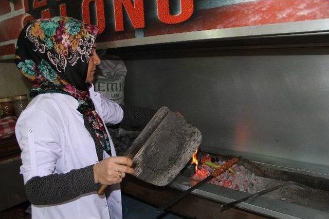 Kadın Kebap Ustası Erkeklere Taş Çıkarıyor