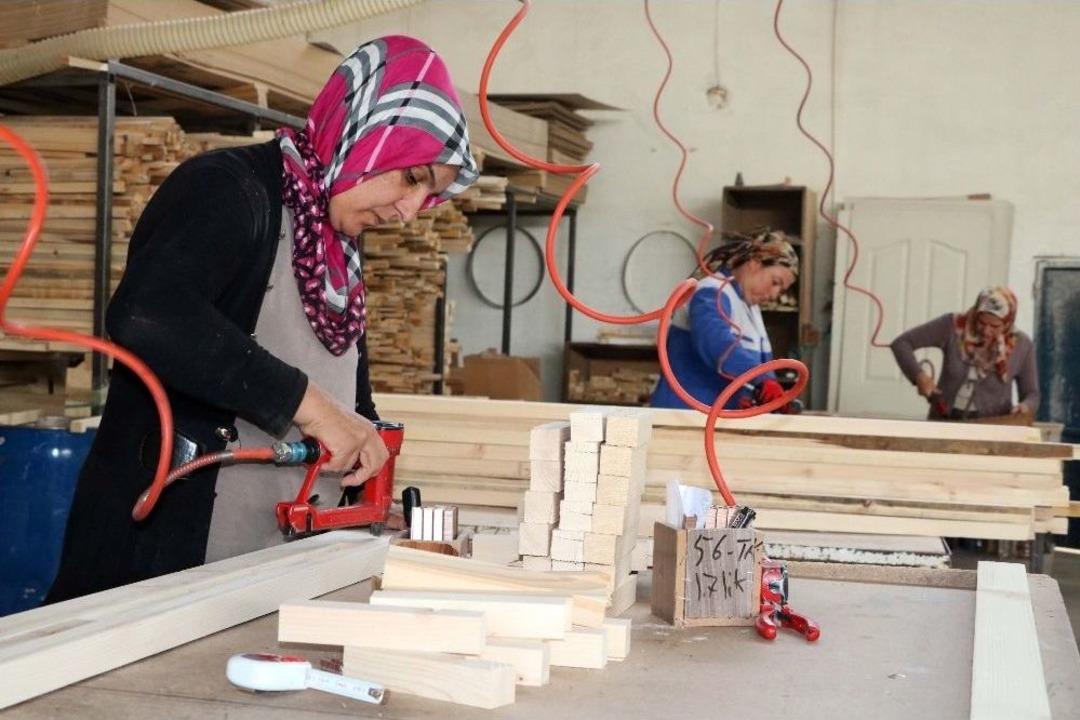 (&ouml;zel Haber) Ahşap Kapı Yapan Kadınlar Erkeklere Taş &Ccedil;ıkartıyor