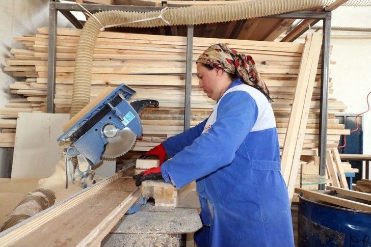 (özel Haber) Ahşap Kapı Yapan Kadınlar Erkeklere Taş Çıkartıyor G2