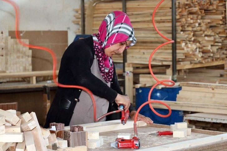 (özel Haber) Ahşap Kapı Yapan Kadınlar Erkeklere Taş Çıkartıyor G3