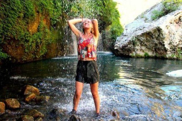 Kadınların Şelale Keyfi 1