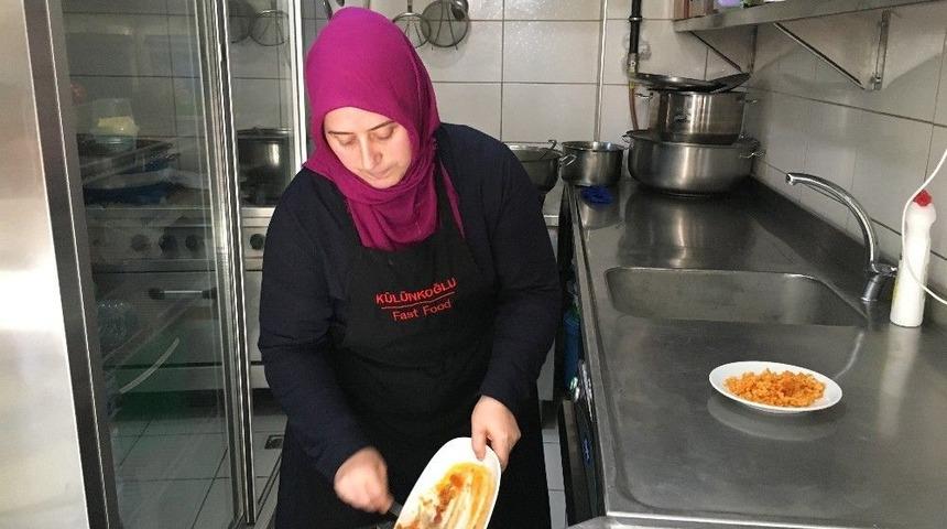 Kağıthane&rsquo;de Yemek Artıkları Sokak Hayvanlarının Yemeği Oluyor