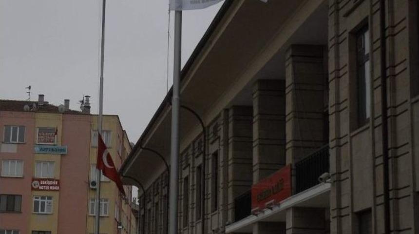 Eskişehir&rsquo;de Bayraklar Pakistan İ&ccedil;in Yarıya İndi