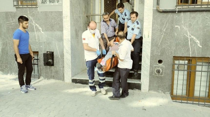 (&ouml;zel Haber) İtfaiye Ekipleri Kolu Kırılarak Evinde Mahsur Kalan Kadını Kurtardı