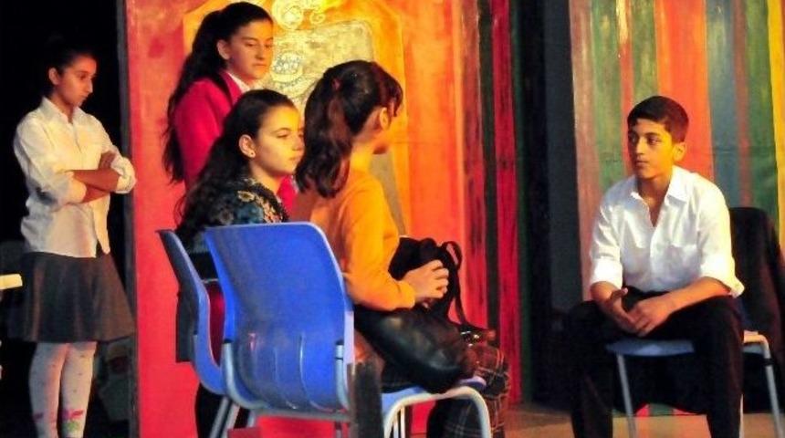 &Ccedil;ocuklara İnsan Hakları Konulu Tiyatro