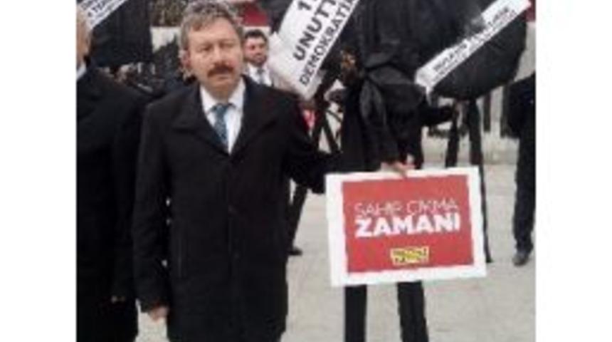 İdris Bal&rsquo;dan Adliye &Ouml;n&uuml;nde Siyah &Ccedil;elenkli Eylem