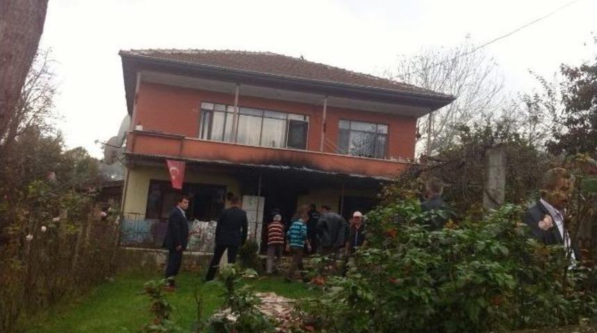 İki Katlı Evde &Ccedil;ıkan Yangın S&ouml;nd&uuml;r&uuml;ld&uuml;