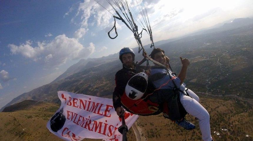 (özel Haber) Çılgın Aşık Sevdiği Kıza Paraşütle Atladıktan Sonra Evlenme Teklif Etti