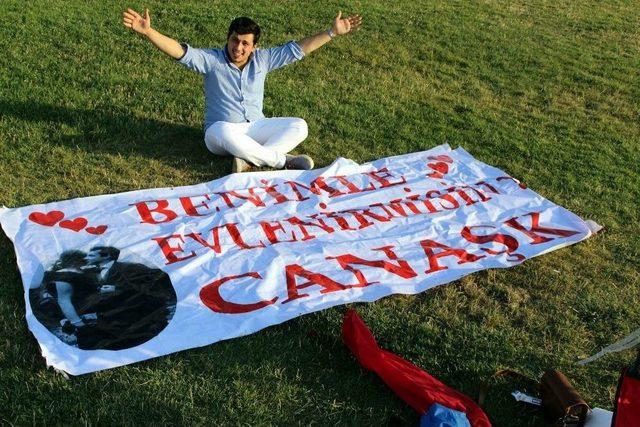 (özel Haber) Çılgın Aşık Sevdiği Kıza Paraşütle Atladıktan Sonra Evlenme Teklif Etti