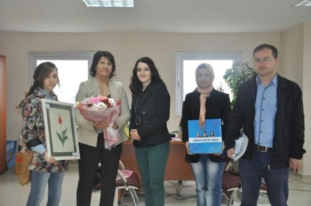 Bu Kez G&ouml;n&uuml;ll&uuml;ler Posta Dağıttı