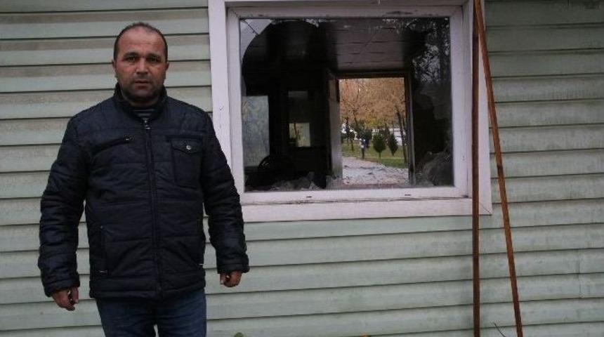 Yozgat&rsquo;ta Kimliği Belirsiz Kişiler Taksi Durağının Camını Kırıp Parktaki Kamelyalara Zarar Verdi