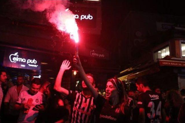 Beşiktaş Taraftarının Çarşı'daki Galibiyet Kutlamasından Fotoğraflar