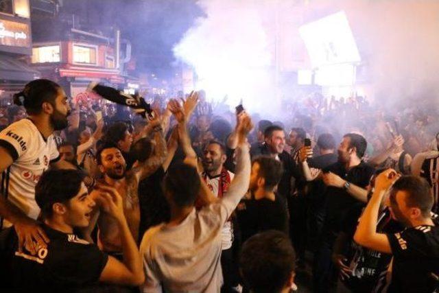 Beşiktaş Taraftarının Çarşı'daki Galibiyet Kutlamasından Fotoğraflar
