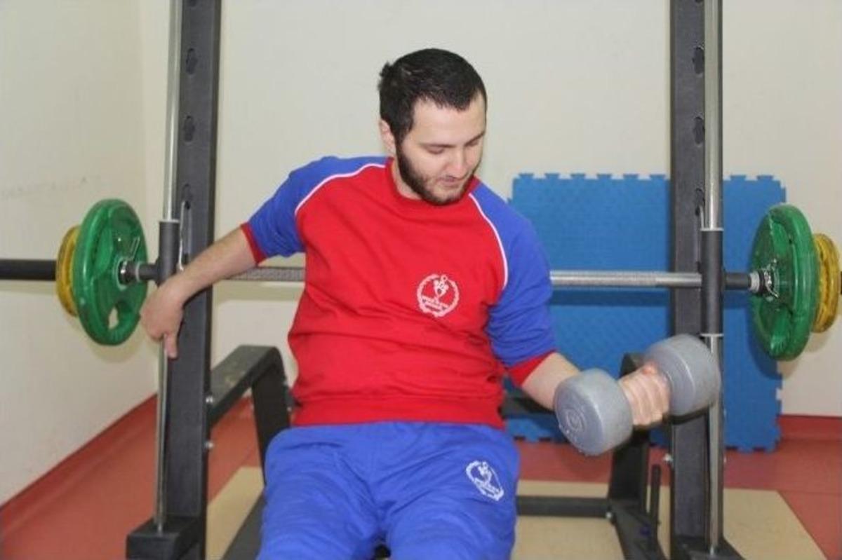Trafik Kazası Fel&ccedil; Etti, Hayata Halterle Tutundu