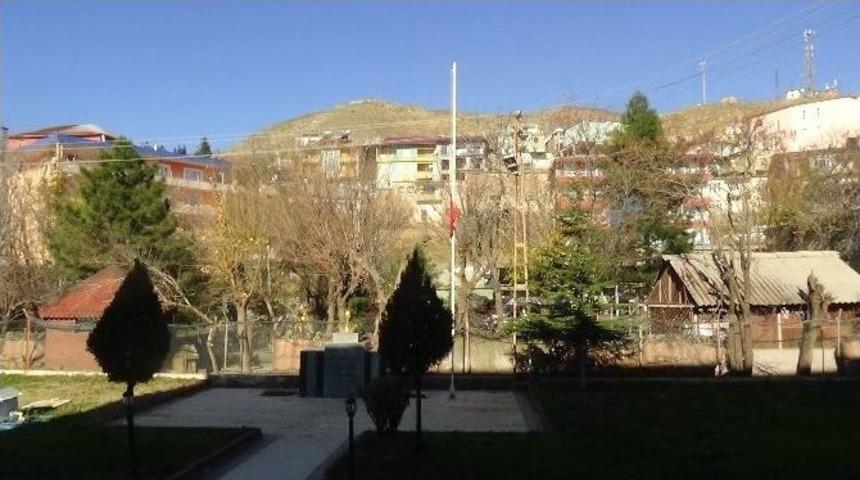 Kulp&rsquo;ta Pakistan İ&ccedil;in Bayraklar Yarıya İndirildi