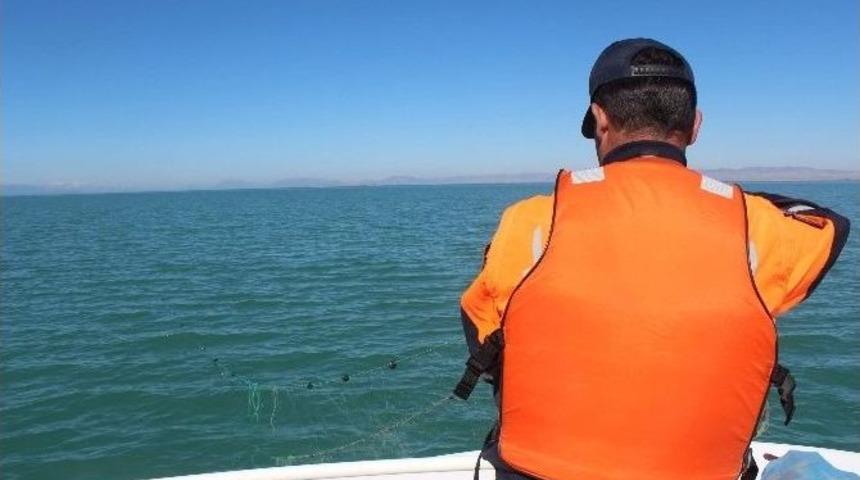 Balık&ccedil;ıların Serdiği Ağları Jandarma Topluyor
