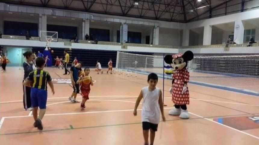 12 Dev Adam Basketbol Okulları Kayseri Grubu &Ccedil;alışmalarını S&uuml;rd&uuml;r&uuml;yor