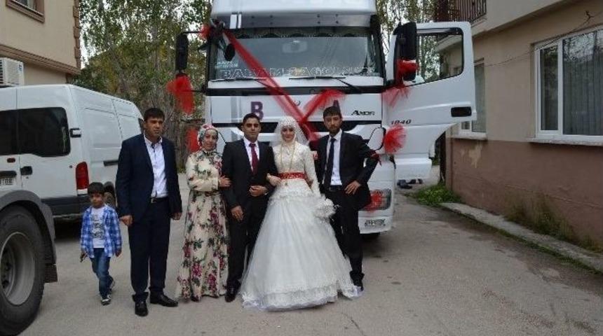 Kullandığı Tır&rsquo;ı Gelin Arabası Yaptı
