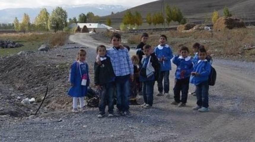 &Ouml;zalp&rsquo;ta Yardıma Muhta&ccedil; Ailelere Ziyaretler Devam Ediyor