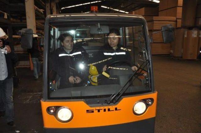 Orman Ürünleri Fabrikasında 8 Kadın Forklift Operatörü