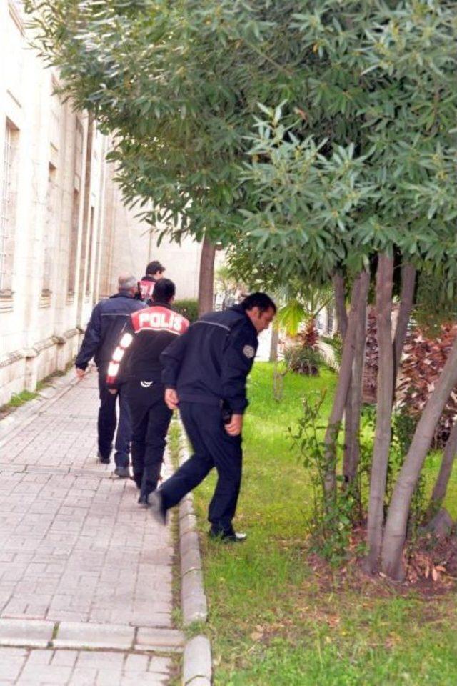 'elinde El Bombası Var' Denilen Şüpheli Camide Yakalandı