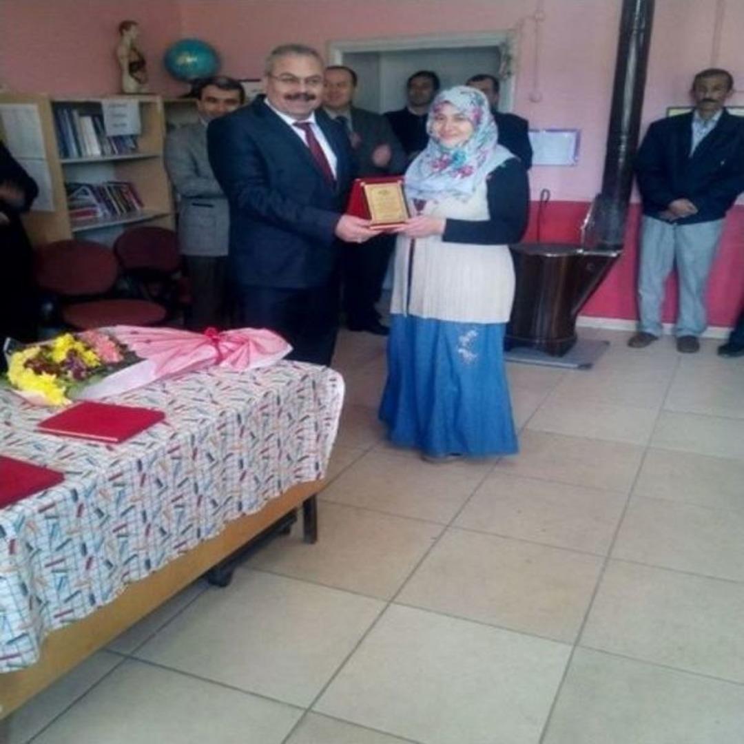 Veliler &Ouml;ğle Arası Kitap Okuyor