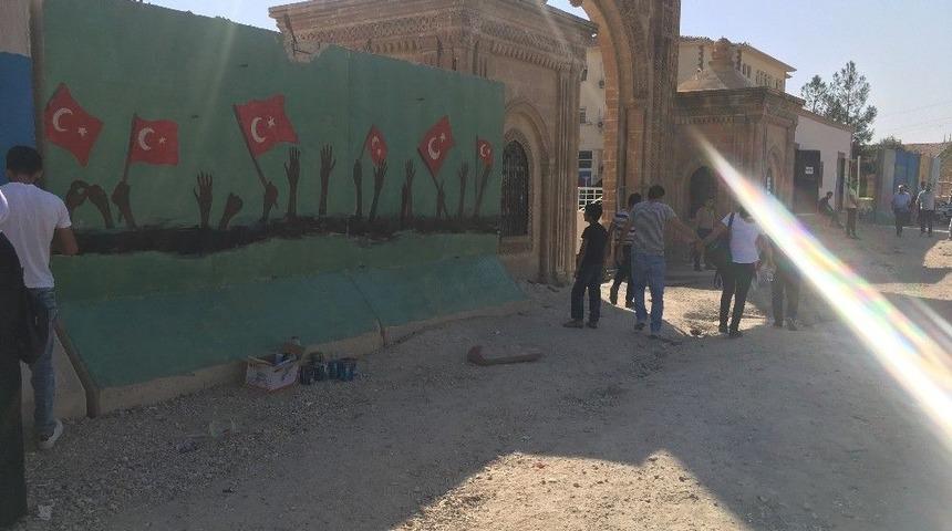 Beton Bariyerleri Sanat Eserine D&ouml;n&uuml;şt&uuml;rd&uuml;ler